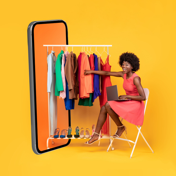 africano donna vicino a grande cellulare shopping online su sfondo giallo - Foto, immagini