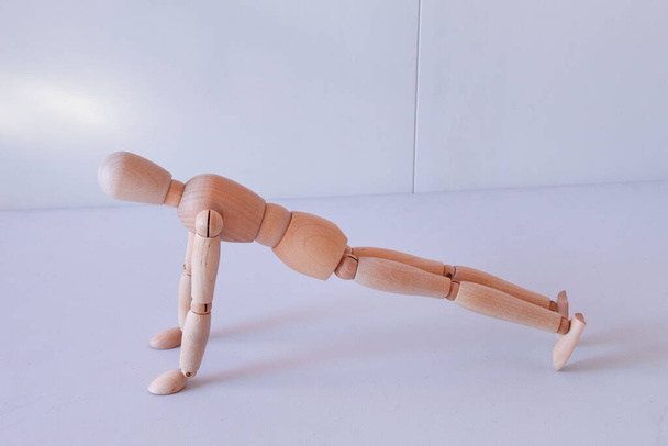 Figura de madera como modelo para hacer ejercicio en casa - Foto, imagen
