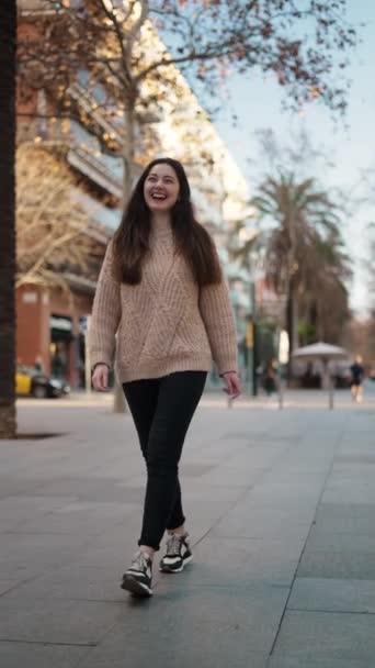 Zorgeloze vrouw die langs straat loopt - Video