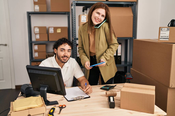 Мужчины и женщины бизнес-работники разговаривают по смартфону и используют тачпад в офисе - Фото, изображение