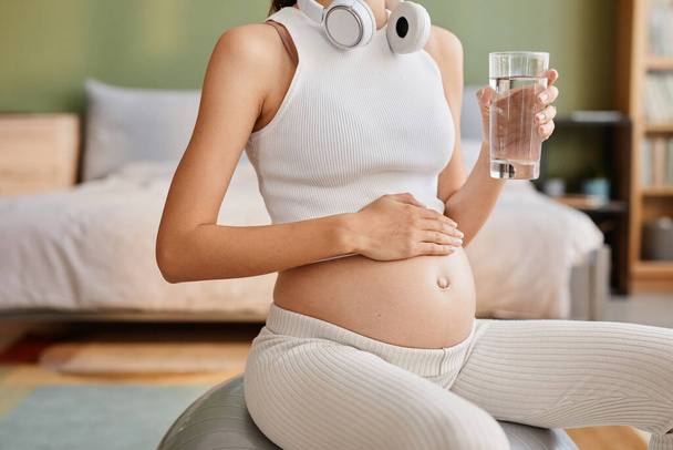 Pregnant woman training at home - Foto, imagen