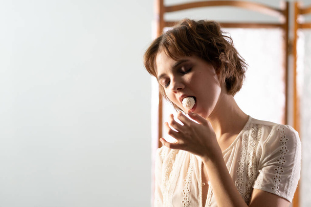 молода красива жінка позує в білій білизні в студії
 - Фото, зображення