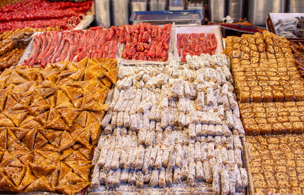 Tradición en el deleite turco en el mercado. Postres de Oriente Medio para iftar. - Foto, imagen