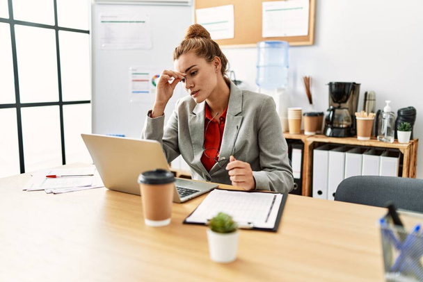 Mladá žena obchodní pracovník stresu pomocí notebooku pracuje v kanceláři - Fotografie, Obrázek