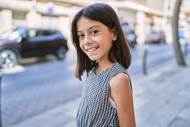 Młoda latynoska dziewczyna uśmiecha się na świeżym powietrzu w mieście - Zdjęcie, obraz