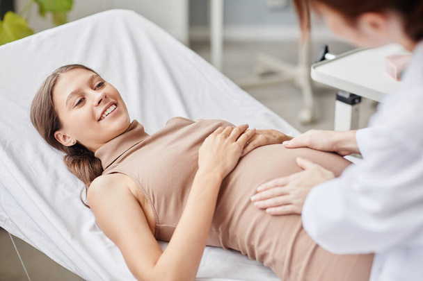 Femme enceinte en visite gynécologue à l'hôpital - Photo, image