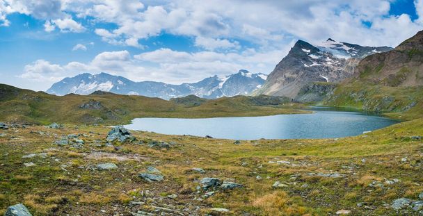 Idylliczne niebieskie jezioro wysokogórskie, malowniczy krajobraz skalisty teren na dużej wysokości w Alpach, widok panoramiczny - Zdjęcie, obraz