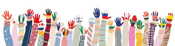 Braços erguidos de crianças multiculturais que têm palmas coloridas com as bandeiras de várias nações e países. Grupo de crianças multiétnicas e lactentes de diferentes culturas. Comunidade - Vetor, Imagem
