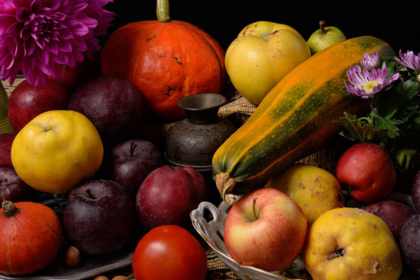 Φρούτα, ωμά λαχανικά και λουλούδια που εμφανίζονται ως ρετρό τροφή νεκρή φύση σε σκούρο φόντο. - Φωτογραφία, εικόνα