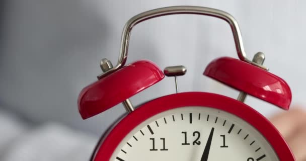 Червоний будильник дзвонить вранці крупним планом 4k фільм повільний рух
 - Кадри, відео