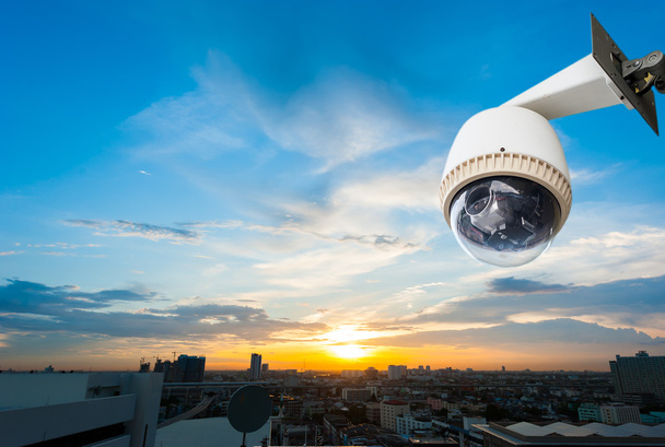 Câmera de CCTV ou vigilância com fundo céu por sol
 - Foto, Imagem