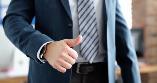 Üzletember öltöny és nyakkendő mutatja hüvelykujj fel gesztus közelkép 4k film lassított felvétel - Felvétel, videó