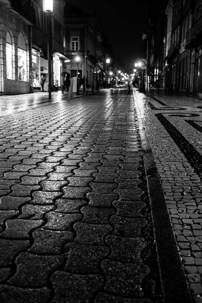 Влажный после дождя тротуар ночью в Порту, Португалия. Черно-белое фото. - Фото, изображение
