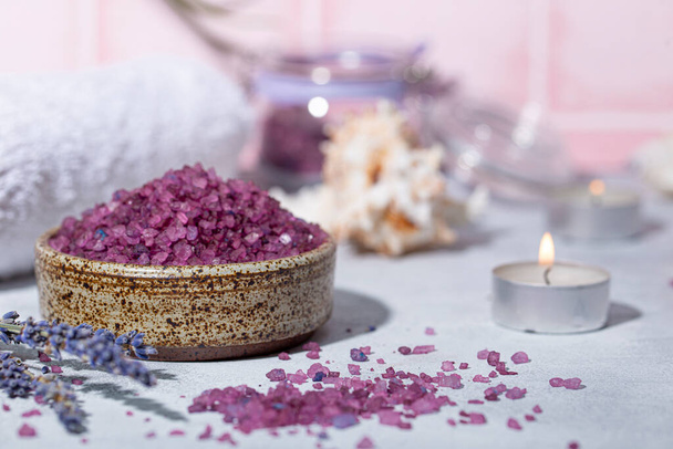 Purple bath salt with lavender, towel and candles - Foto, afbeelding