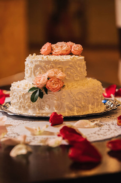 White creamy cake decorated with rosebuds. - Photo, Image
