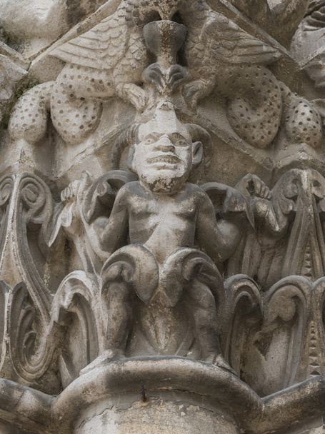 Kapitalteufel auf Säulenkirche chatellerault - Foto, Bild