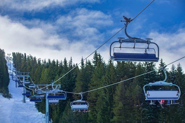 ośrodek narciarski w Bułgarii, pokryta śniegiem trasa z windą, zimowy dzień - Zdjęcie, obraz