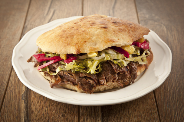 Doner Kebab - carne a la parrilla, pan y verduras shawarma sándwich
 - Foto, imagen