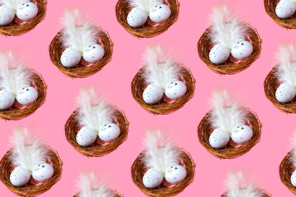Пасхальные яйца в гнезде на розовом фоне. Закрыть бесшовный рисунок. Концепция пасхального фона - Фото, изображение