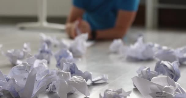 Mies crumpling ja heittää asiakirjoja lattialle lähikuva 4k elokuva hidastettuna - Materiaali, video