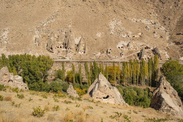 Keijusavupiiput Cappadocia laaksossa, Turkissa. Sienen muotoinen kiviä tunnetaan keiju savupiiput Cappadocia. Muinaiset kirkot ja kiviin kaiverretut talot. - Valokuva, kuva