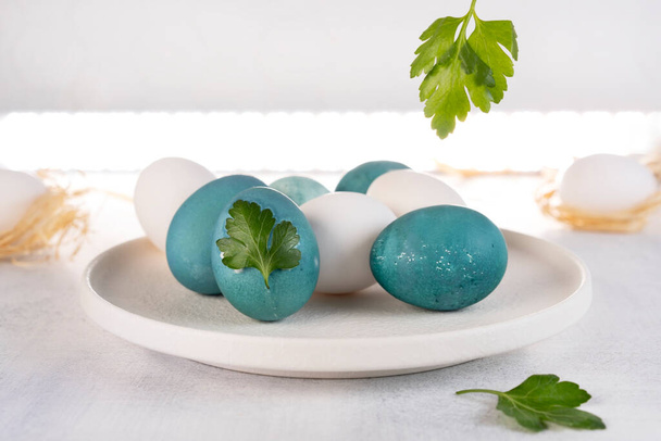 Painting Easter eggs. Natural coloring Easter eggs in blue color. Parsley leaf design. - Foto, immagini