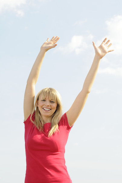 Женщина подняла руки к небу
 - Фото, изображение