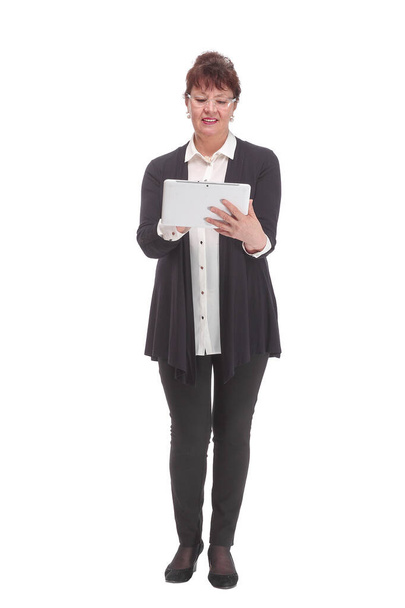 Vista frontal de la sonriente mujer de negocios con tablet - Foto, imagen