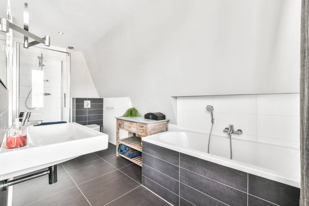 Ванна кімната з мармуровими стінами
 - Фото, зображення