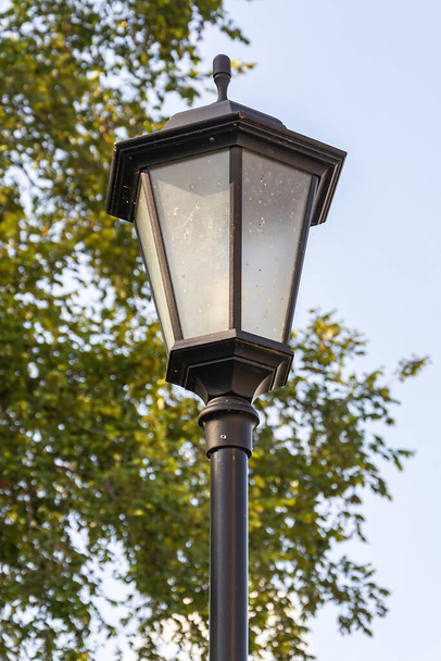 Старая уличная лампа выполнена в стиле ретро - Фото, изображение