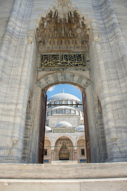 ISTANBUL, TURKEY - SEPTEMBER 10, 2019: Exterior view of Suleymaniye Mosque at daily time. Main entrance gate of Suleymaniye Mosque, Istanbul, Turkey. - Foto, Imagen