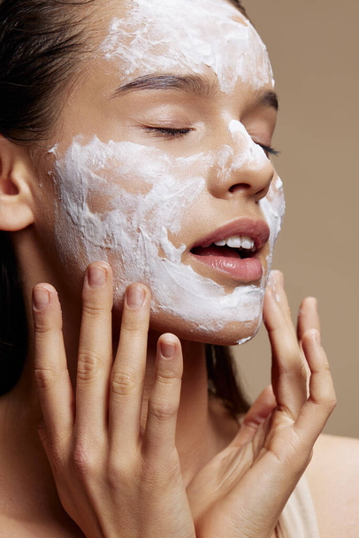 hermosa mujer mascarilla crema piel limpia exfoliación facial maquillaje de cerca - Foto, imagen