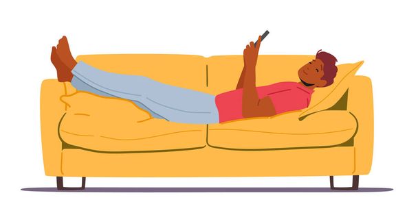 Faule Zeit, junger Mann mit Handy auf Sofa oder Couch zu Hause, Relaxen mit Smartphone, Zeitverschwendung - Vektor, Bild