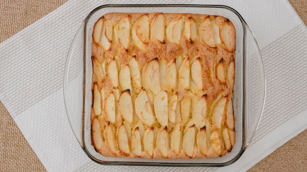Bolo de maçã fresco assado com base de biscoito perto na mesa da cozinha, apenas a partir do forno, flat lay - Foto, Imagem