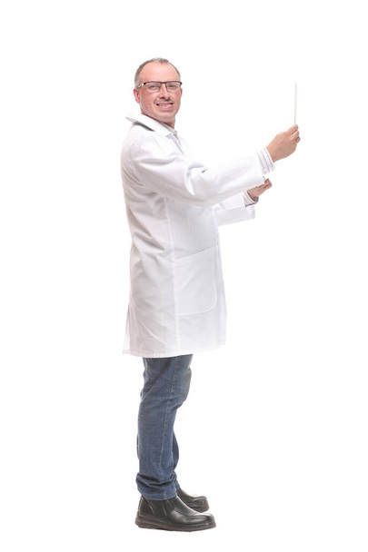 Oldalnézet figyelmes orvos visel szemüveg vizsgálata röntgen kép - Fotó, kép