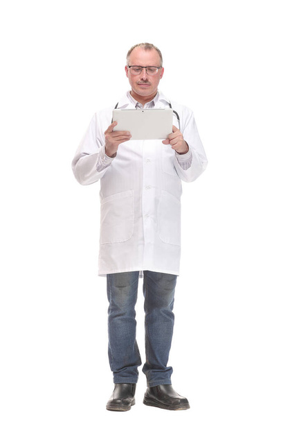Front view of smiling doctor with tablet computer. Isolated over white background - Foto, Bild