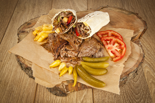 Doner Kebab - carne a la parrilla, pan y verduras shawarma sándwich
 - Foto, imagen