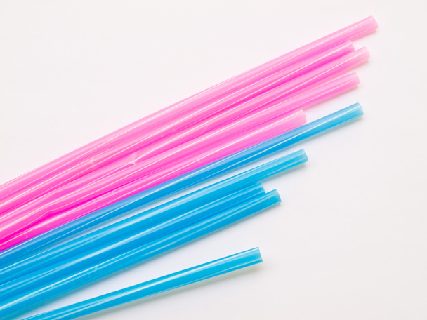 Світло-блакитні і рожеві соломинки ізольовані на білому фоні
 - Фото, зображення