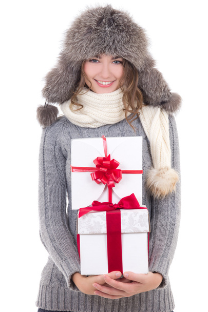 heureuse belle femme en vêtements d'hiver avec Noël présente  - Photo, image