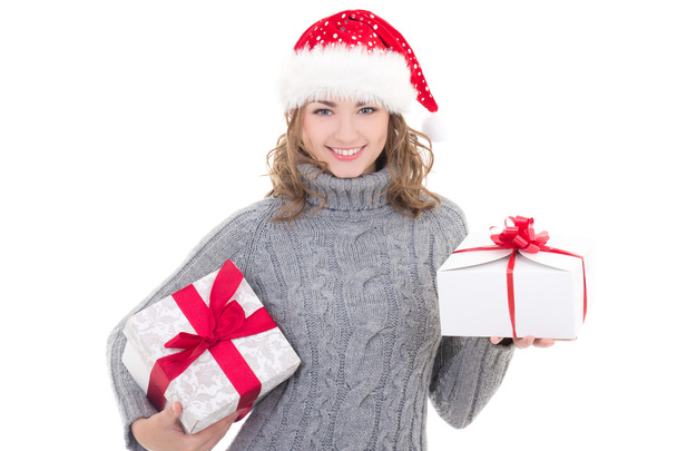 Молодая красивая женщина в зимней одежде и Санта шляпы с Крисом - Фото, изображение