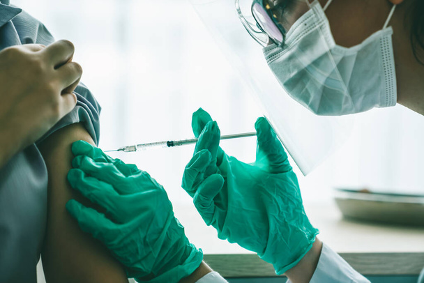 Giovane donna visita abile medico in ospedale per la vaccinazione - Foto, immagini