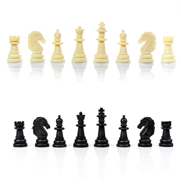 Σκακιστικά κομμάτια που απομονώνονται σε λευκό φόντο - Φωτογραφία, εικόνα