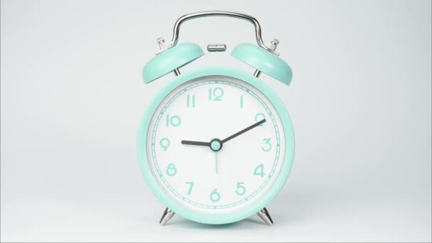Reloj despertador azul lapso de tiempo dice la hora 10 en punto. El tiempo pasó lentamente en un día sobre fondo blanco. - Metraje, vídeo