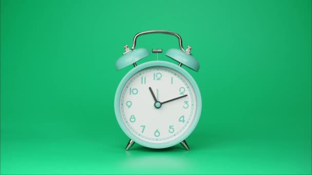 Zaman aşımına uğramış mavi alarm saati saatin 12 olduğunu söylüyor. Zaman yeşil arka planda bir günde çabucak geçti.. - Video, Çekim