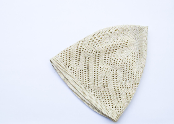Шляпа из серой нити, изолированная на белом фоне
  - Фото, изображение