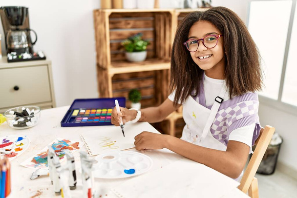 afroamericano ragazza sorridente fiducioso disegno a scuola d'arte - Foto, immagini