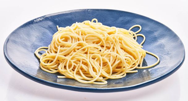  Placa de pasta italiana de espaguetis sobre fondo blanco aislado - Foto, imagen