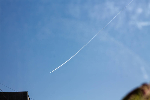 Ένα στρατιωτικό αεροπλάνο πετάει με ένα ντελεκ. αεροπλάνο στον γαλάζιο ουρανό. στρατιωτική εκπαίδευση - Φωτογραφία, εικόνα