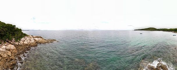 Panoramisch uitzicht Zee Golf rotsachtige boomkust en helder blauw water zee. - Foto, afbeelding
