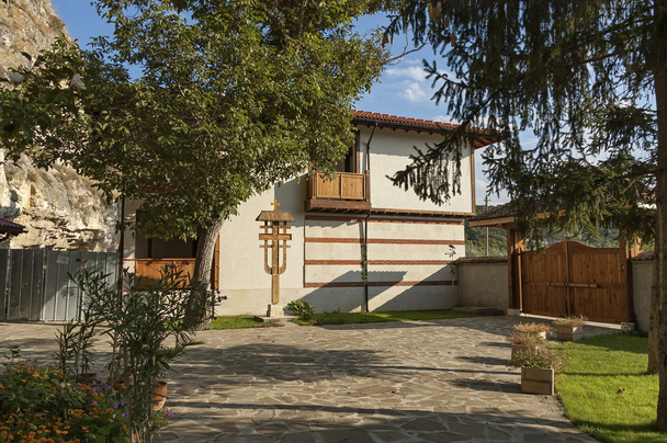 Kaya Manastırı "St Dimitrii in Basarbovo" - yarda. - Fotoğraf, Görsel
